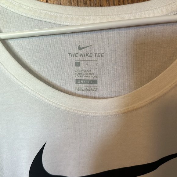 Women’s Nike Size L t-shirt. - Picture 2 of 2